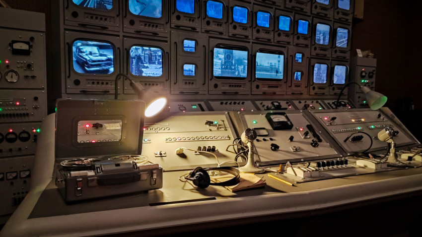 Рабочая зона пультового центра с ретро-мониторами и магнитофоном