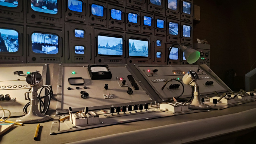 Блок управления с микрофонами и видеопанелью в пультовом зале