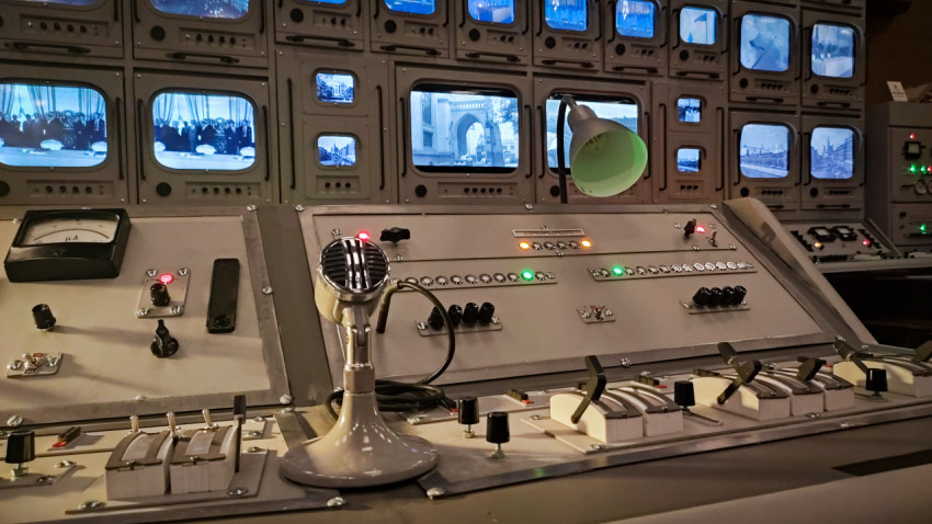 Панель управления с ретро-микрофоном и видеостеной в пультовой экспозиции