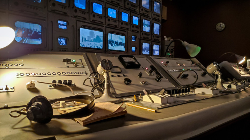 Рабочее место оператора с ретро-наушниками и видеостеной в павильоне «АТОМ»