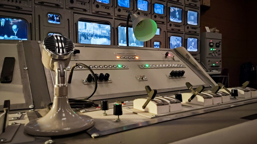 Пульт управления и микрофон в исторической зоне павильона «АТОМ» на ВДНХ