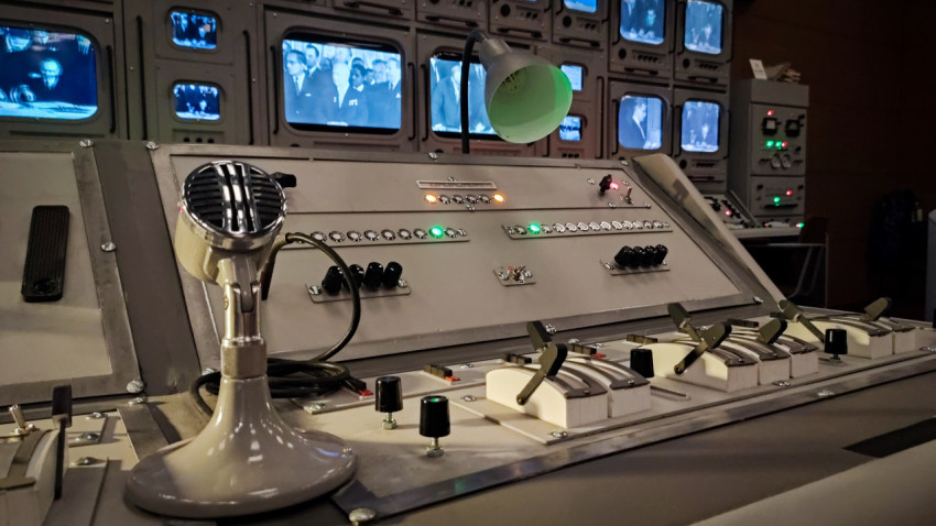 Микрофон и элементы управления на ретропульте павильона «АТОМ»