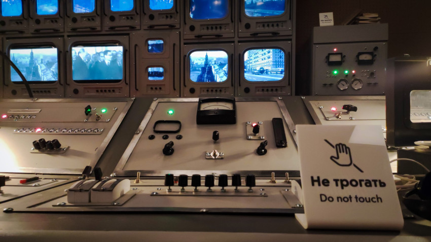 Панель управления и табличка «Не трогать» в экспозиции павильона «АТОМ»