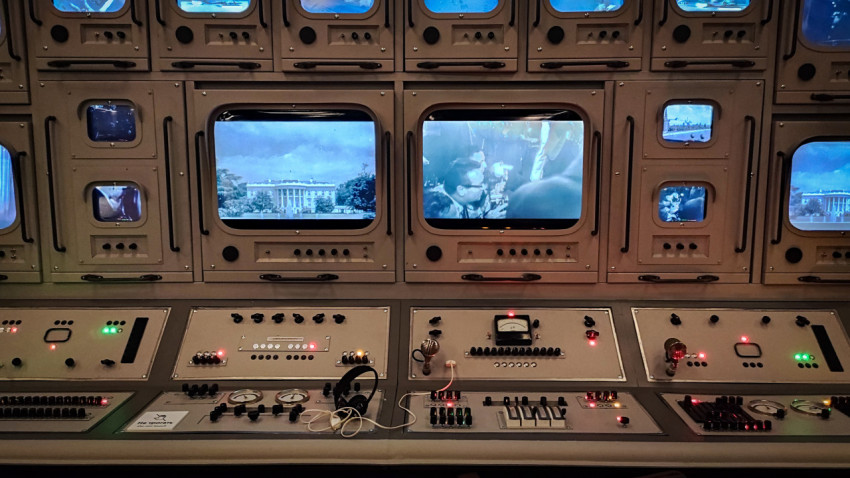 Стена мониторов и ретропульты в экспозиции павильона «АТОМ»