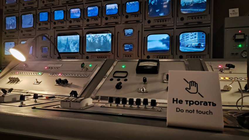 Пульт управления и табличка «Не трогать» в исторической зоне павильона «АТОМ»