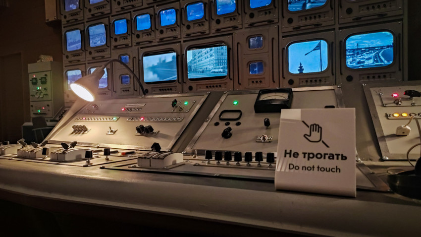 Пульт управления с настольной лампой и стеной экранов в павильоне «АТОМ»