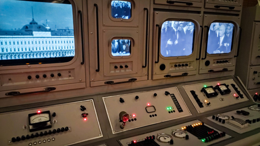 Стена мониторов и панели управления в экспозиции павильона «АТОМ»