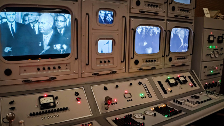 Архивные видеокадры на мониторах и ретропульты павильона «АТОМ»