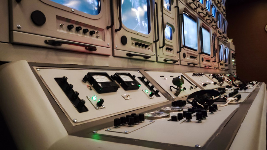 Панель измерительных приборов и общее оборудование исторической зоны павильона «АТОМ»