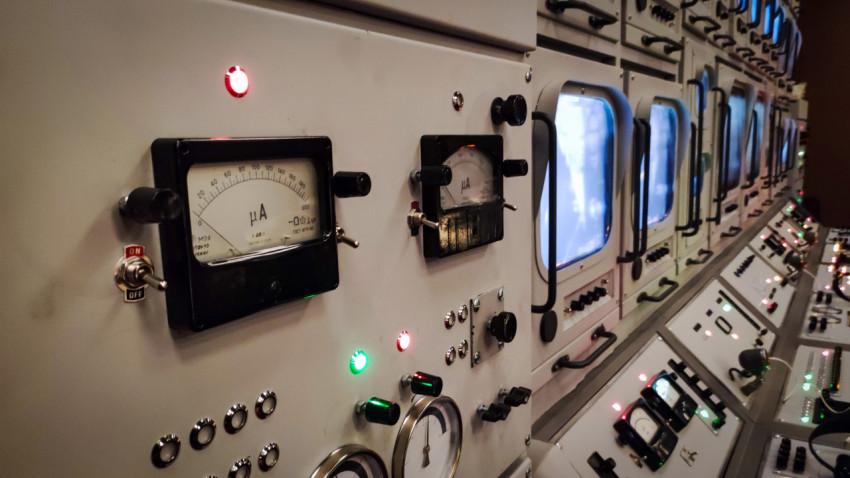 Измерительные приборы и экраны исторической панели павильона «АТОМ»