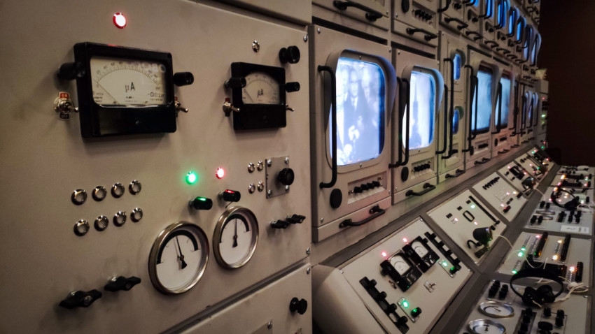 Амперметры и панель управления в экспозиции павильона «АТОМ»