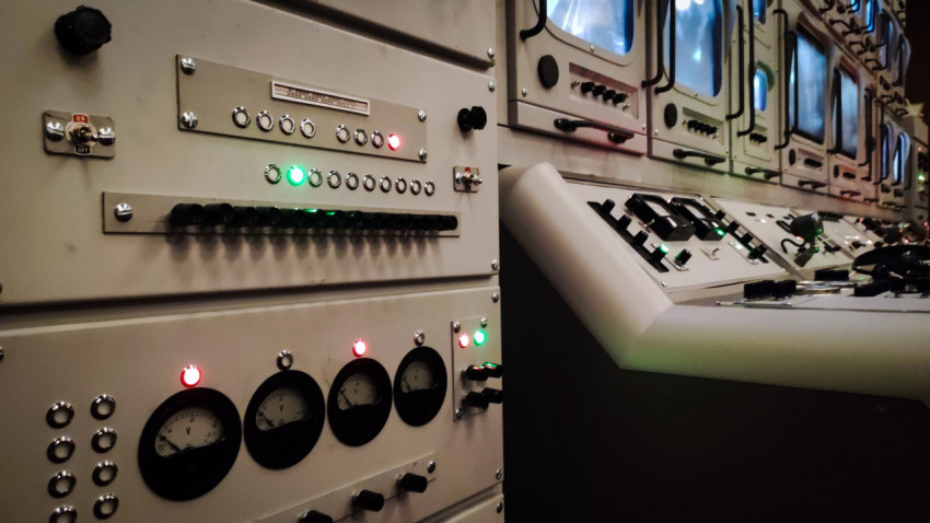 Панель индикаторов и ручек управления в исторической зоне павильона «АТОМ»