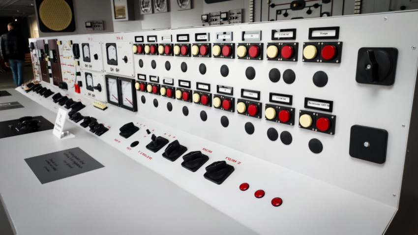 Панель управления с аналоговыми приборами в павильоне «АТОМ»