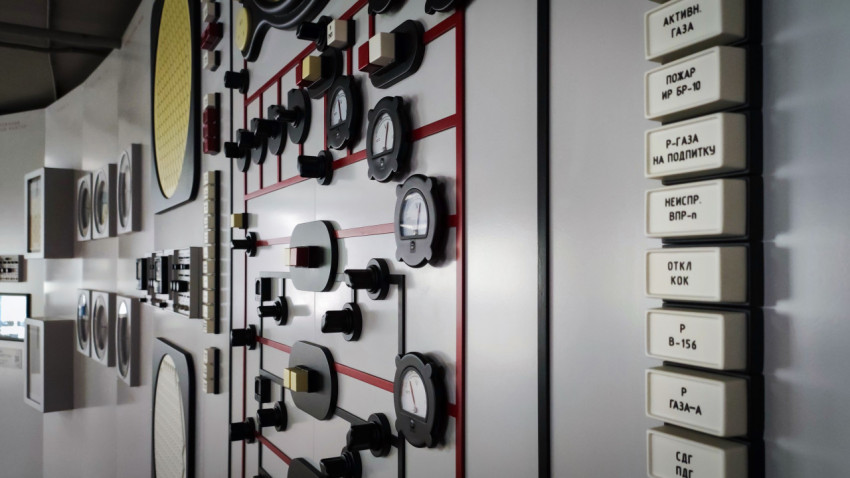 Система индикаторов и приборов на стенде советской атомной отрасли в павильоне «АТОМ»