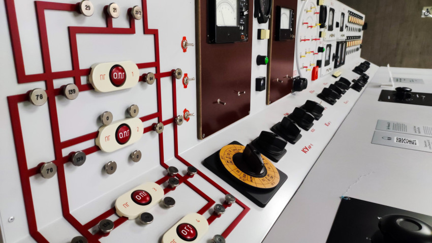 Схема и элементы панели пульта исторического управления в павильоне «АТОМ»