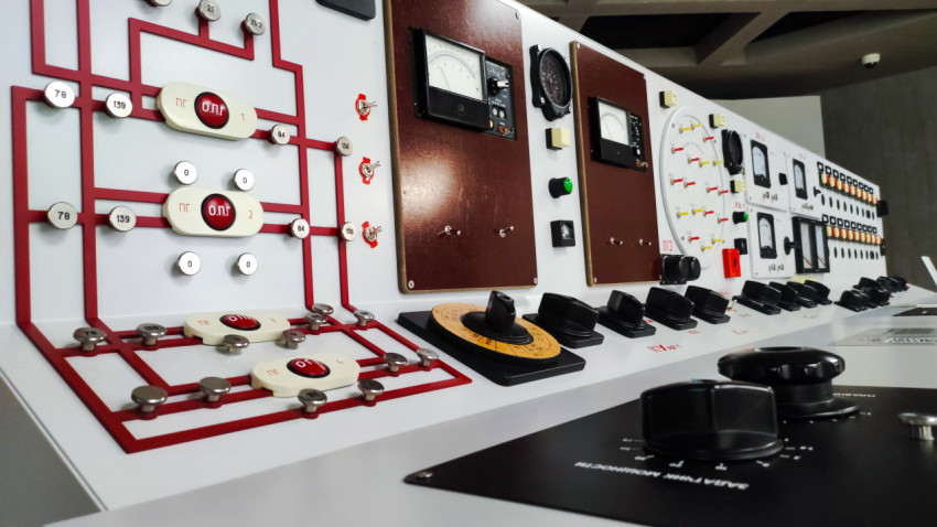 Панель управления с комплексом измерительных приборов в павильоне «АТОМ»