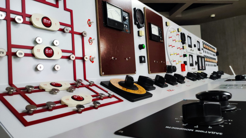 Панель исторического пульта с аналоговыми приборами и переключателями
