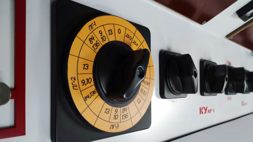 Переключатель с круговой разметкой на панели исторического пульта