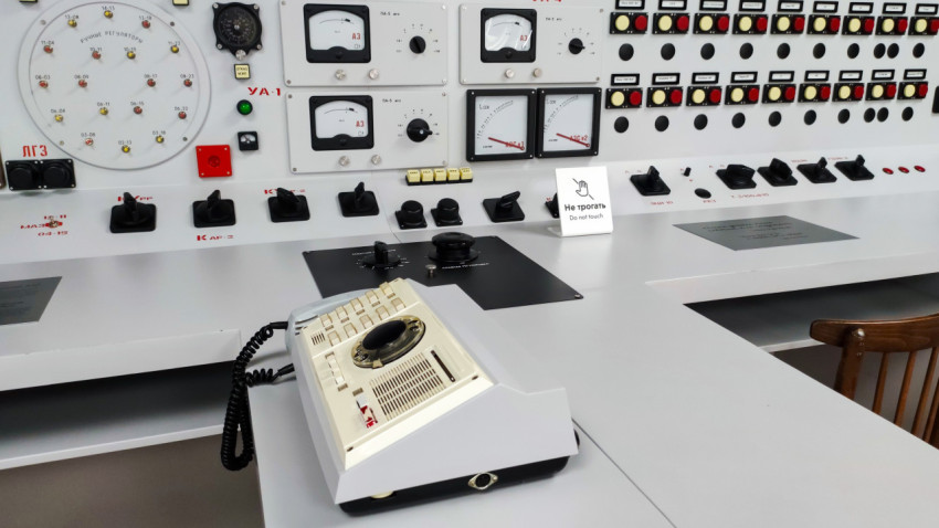 Рабочая зона исторического пульта управления с телефонным устройством