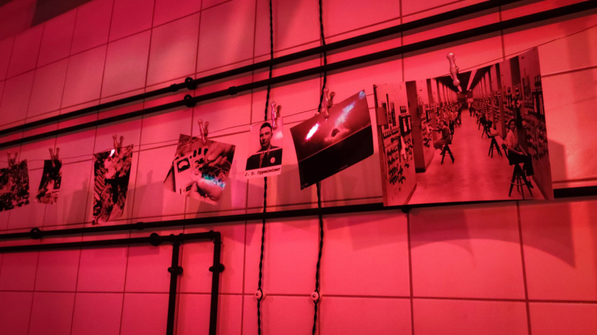 Развешенные фотоснимки в фотолаборатории павильона «АТОМ»