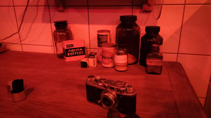 Фотолабораторный стол с реактивами и плёночной камерой в павильоне «АТОМ»
