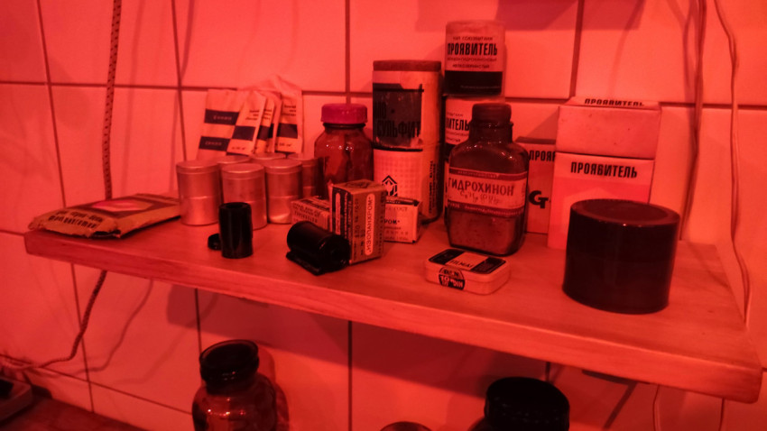Полка с химическими реактивами и фотоматериалами в зоне фотолаборатории павильона «АТОМ»