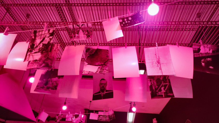 Потолочная подвесная экспозиция фотоснимков в павильоне «АТОМ»