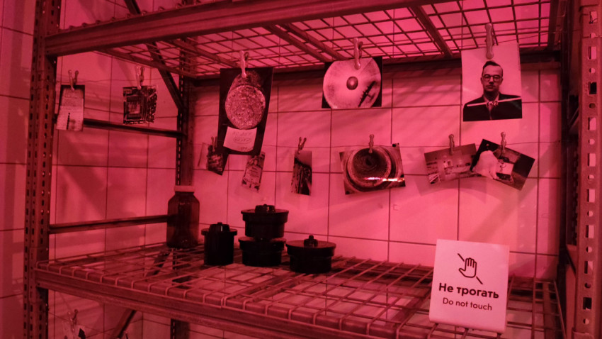 Металлический стеллаж с фотоснимками и лабораторными предметами в павильоне «АТОМ»