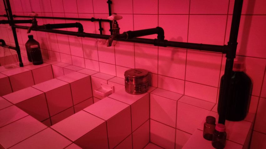 Лабораторная зона павильона «АТОМ» с раковинами и стеклянной тарой