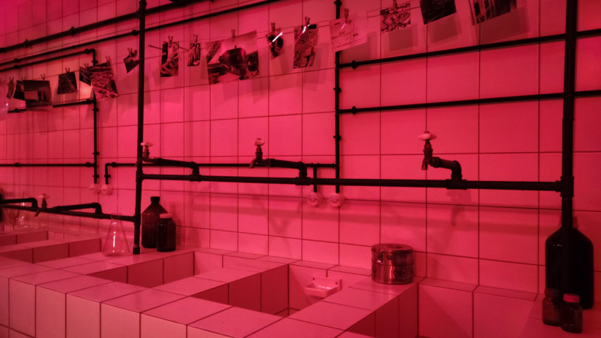 Экспозиционная линия павильона «АТОМ» с фотографиями и лабораторными мойками