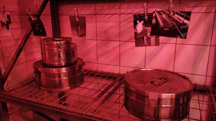 Металлические лабораторные ёмкости в экспозиции павильона «АТОМ»