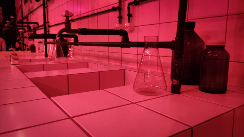 Ряд лабораторных раковин и стеклянных колб в павильоне «АТОМ»