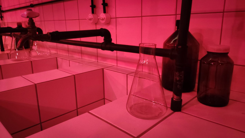 Лабораторная посуда и трубопроводная система в павильоне «АТОМ»