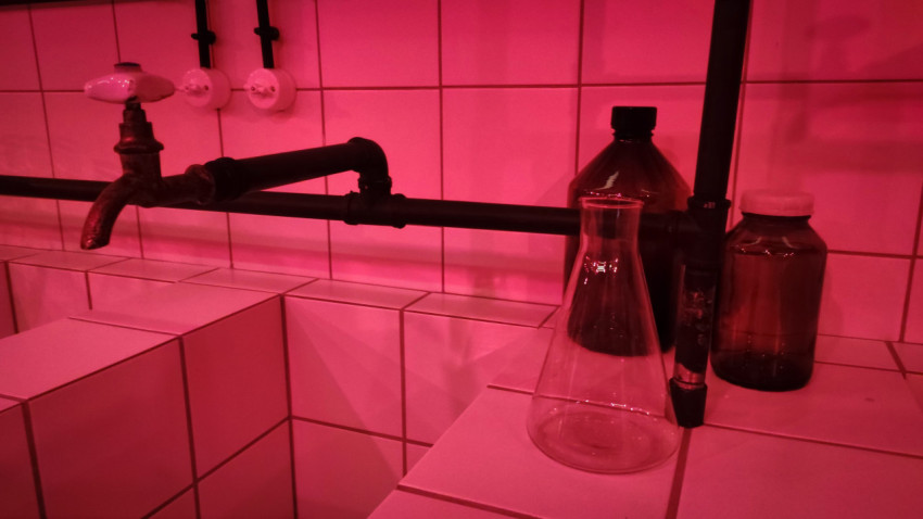 Лабораторная зона павильона «АТОМ» с колбами и трубопроводами