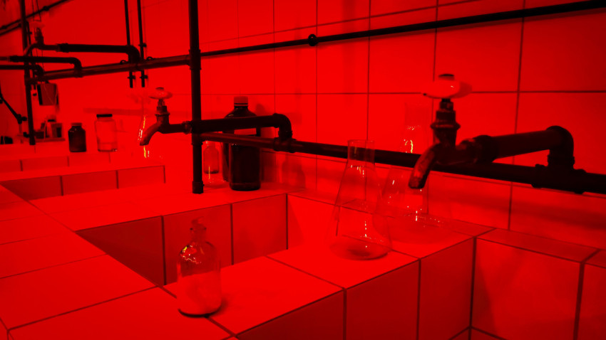 Ряд лабораторных моек с колбами и бутылками в павильоне «АТОМ»