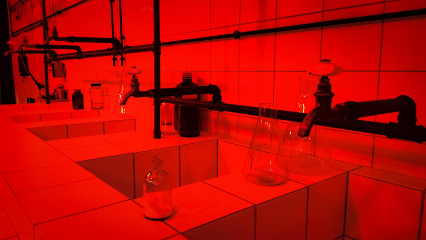 Лабораторные раковины и стеклянные колбы под красной подсветкой