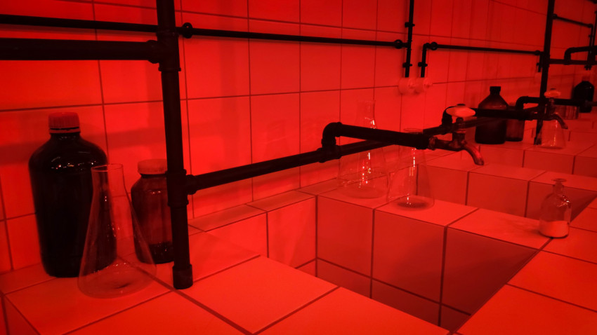 Лабораторные колбы и бутылки у моек павильона «АТОМ»