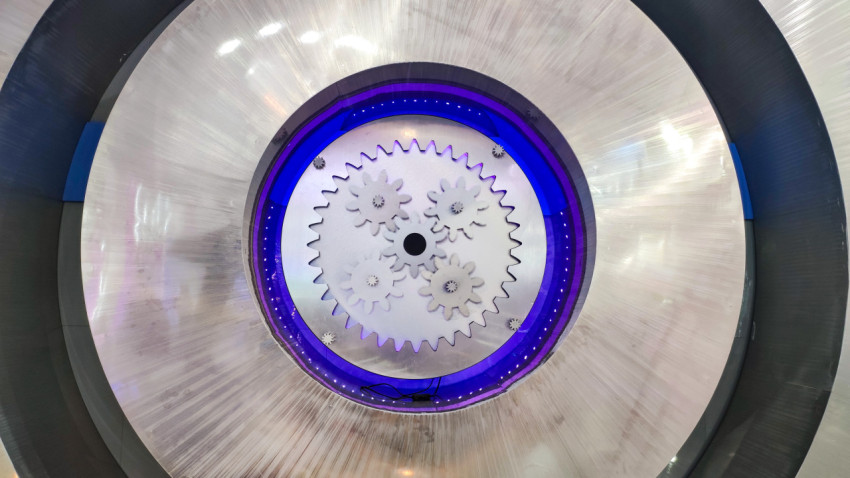 Центральный макет шестерён в индустриальной экспозиции ЛНР