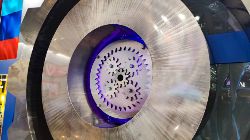 Макет крупной зубчатой передачи на выставочном стенде ЛНР