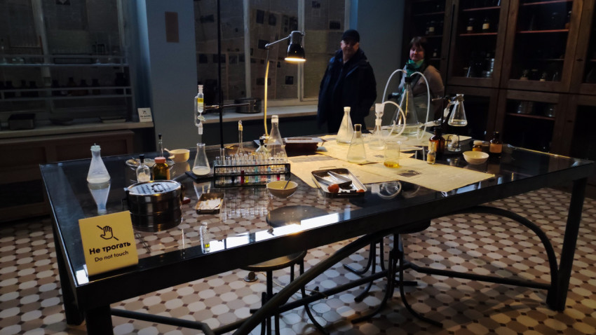 Лабораторный стол с химическим оборудованием в павильоне «АТОМ»