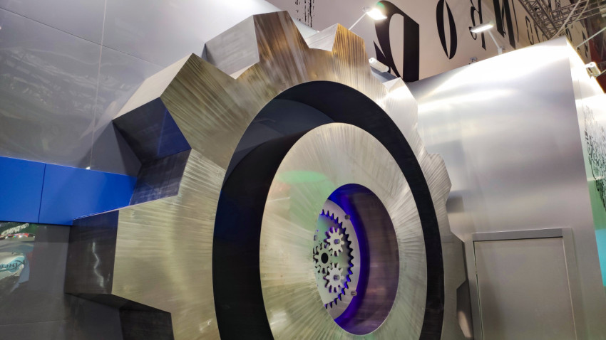 Стилизованное гигантское зубчатое колесо на стенде Луганской народной республики