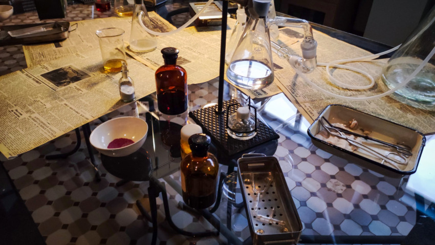 Лабораторные реагенты и стеклянная посуда на столе экспозиции павильона «АТОМ»