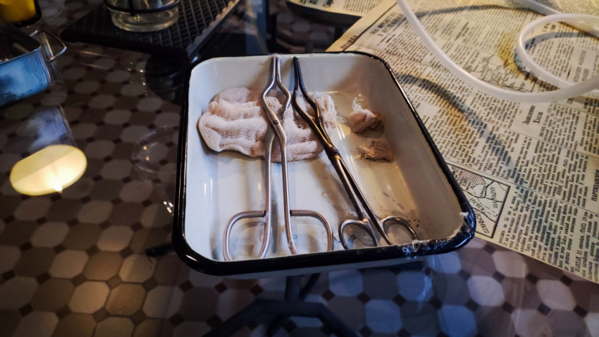 Лоток с инструментами и марлевыми материалами на лабораторном столе экспозиции