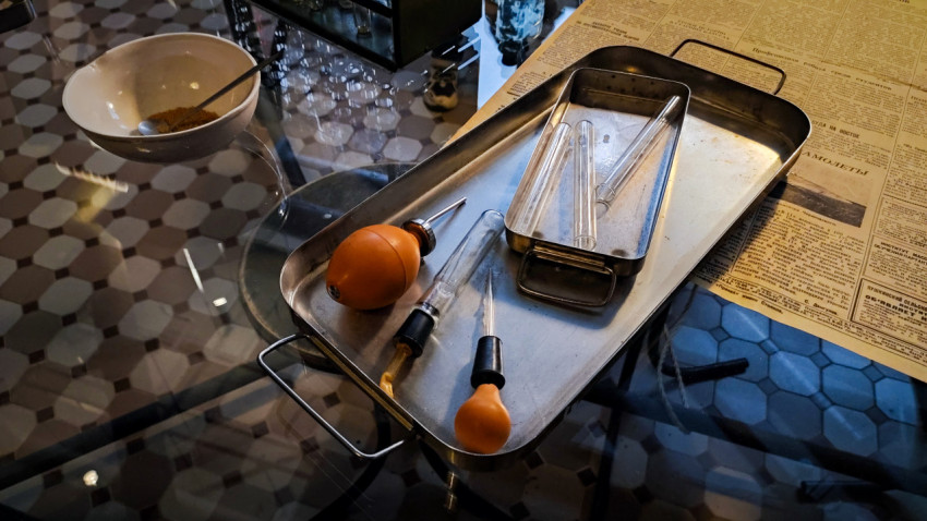 Лоток с пипетками и лабораторными принадлежностями на экспозиционном столе