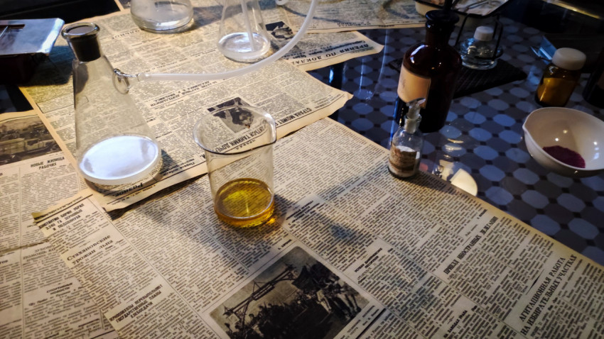 Колбы и химические растворы на газетах середины XX века в экспозиции павильона «АТОМ»