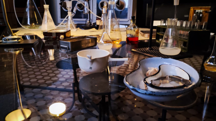 Лабораторные приборы и химическая посуда на стеклянном столе экспозиции