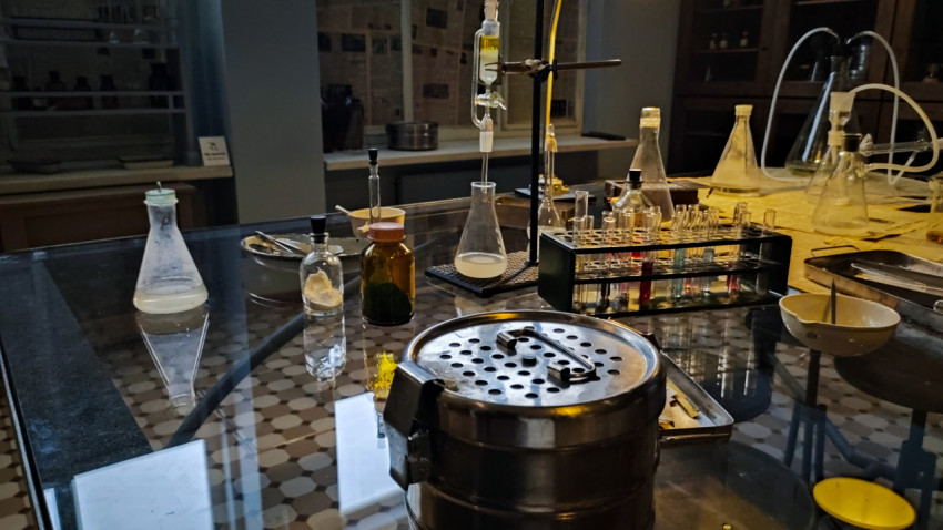 Лабораторная посуда и штатив с пробирками в экспозиции павильона «АТОМ»