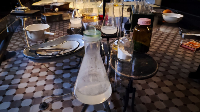 Колбы с растворами и лабораторные флаконы в экспозиции исторической лаборатории