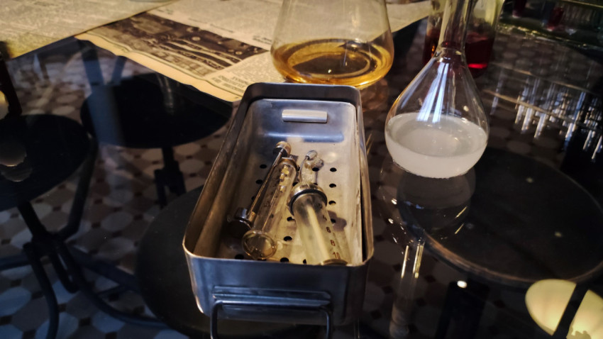 Металлический лоток с медицинскими шприцами в экспозиции лаборатории павильона «АТОМ»