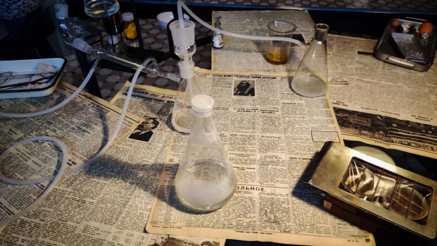 Лабораторные колбы и соединительная система на газетах середины XX века в экспозиции